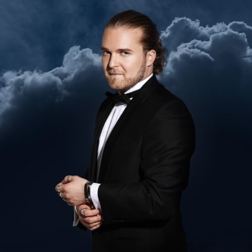 Teemu Roivainen / Hopeinen kuu